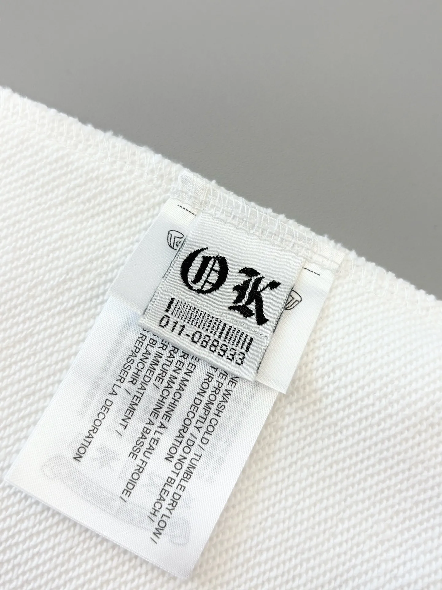 P250 [High Quality] Chrome Hearts Embroidered Horseshoe Rivets🪡+Watermark Letters‼ ️Round neck sweatshirt *Customized 420g terry cotton fabric, soft, skin-friendly and comfortable *Embroidery process: front horseshoe print + rivet embroidery *A very simple and elegant classic continuation. It is unparalleled in terms of upper body comfort, interpreting your luxury and taste, and creating your fashion style and charm. Three complete standards. Same style for men and women. 𝐂𝐎𝐋𝐎𝐔𝐑: Black/White 𝐒𝐈𝐙𝐄: S-XL